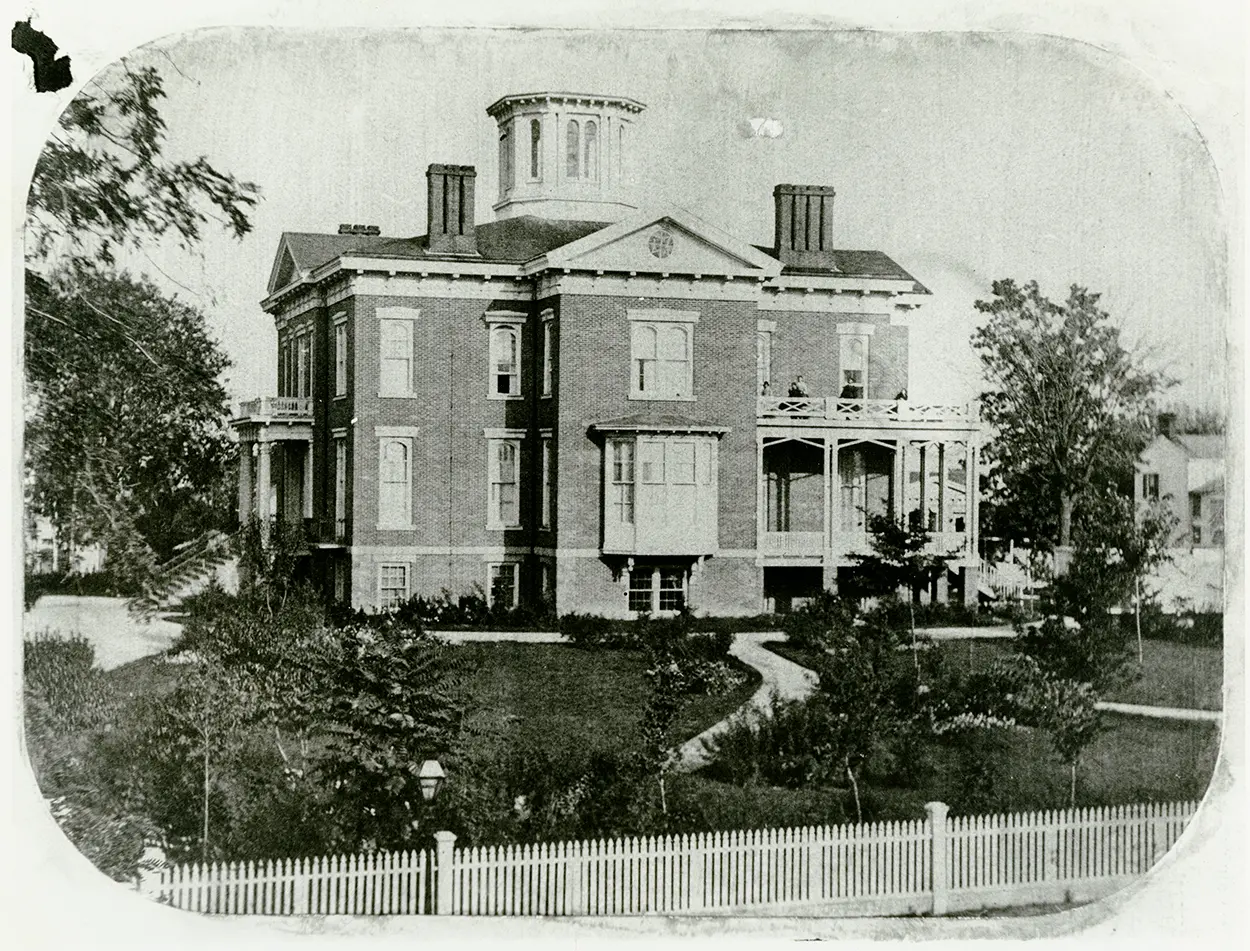 Black-and-white photo of the Illinois Governor's Mansion in Springfield, Ill.