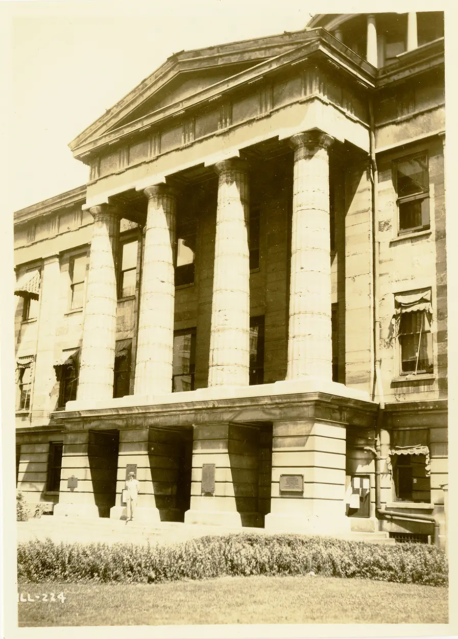 Black-and-white photo of the Old State Capitol in Springfield, Ill.